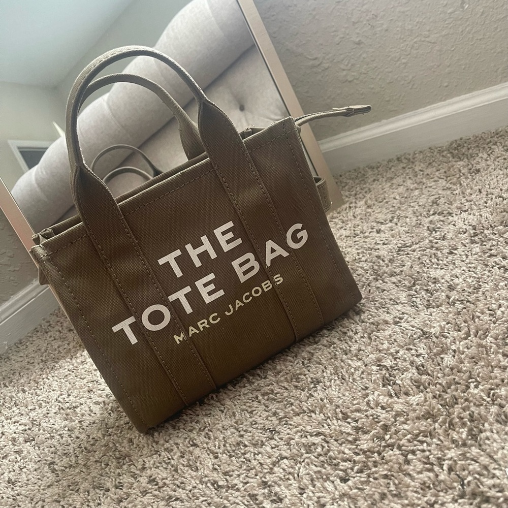 THE MINI TOTE BAG
Color: Slate Green
Size: 1SZ